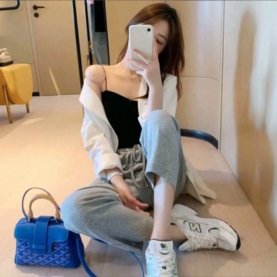 穿条纹衣的男孩